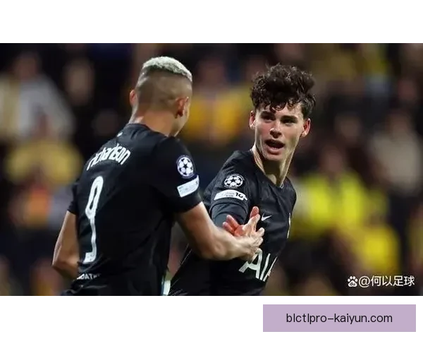 哈维·西蒙斯重返巴黎圣日耳曼，期待在新赛季中迎来表现亮眼的青春篇章